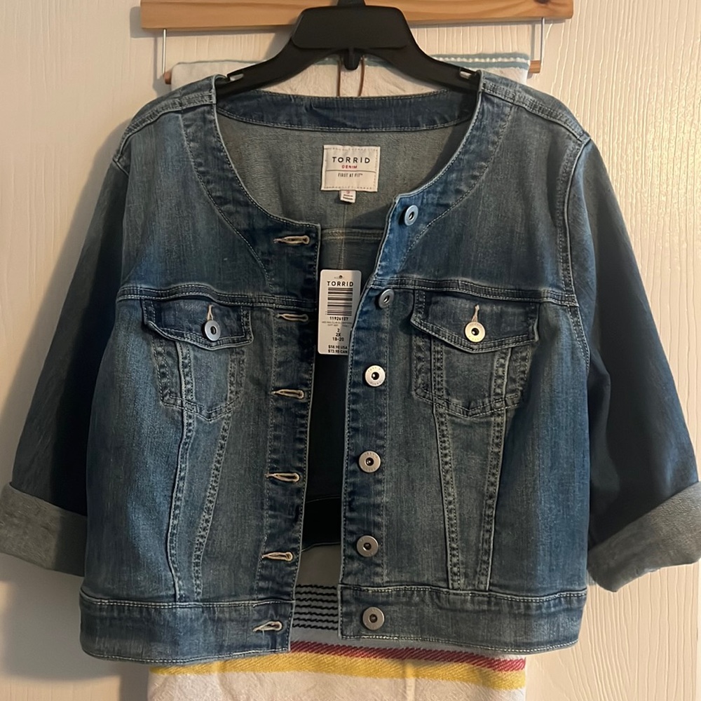 TORRID ✨New/tag still on Medium wash collarless cropped denim jacket